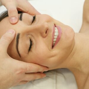 Visage de femme souriante